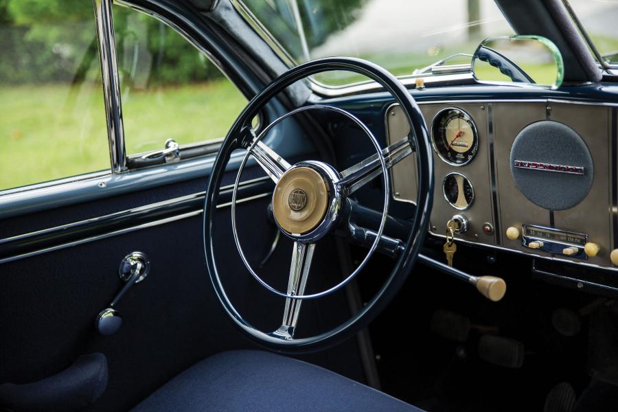 Интерьер Graham Model 113 Custom Hollywood Supercharged Sedan 1941 года  (фото 27 из 53)